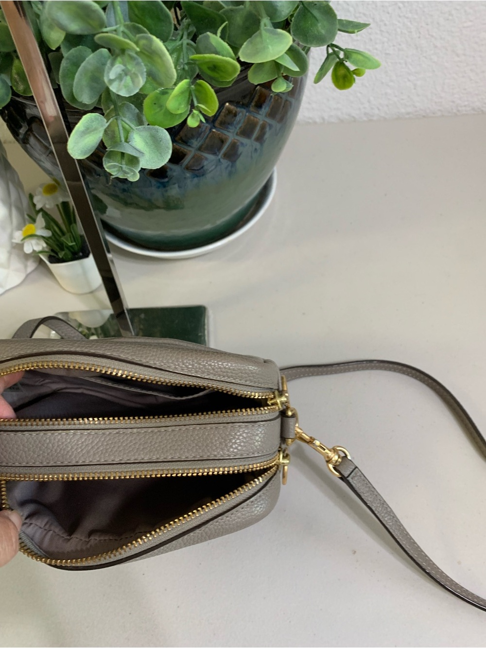 👜💕Tory Burch Robinson Pebbled Leather Crossbody Bag in Taupe - Picture 10 of 10